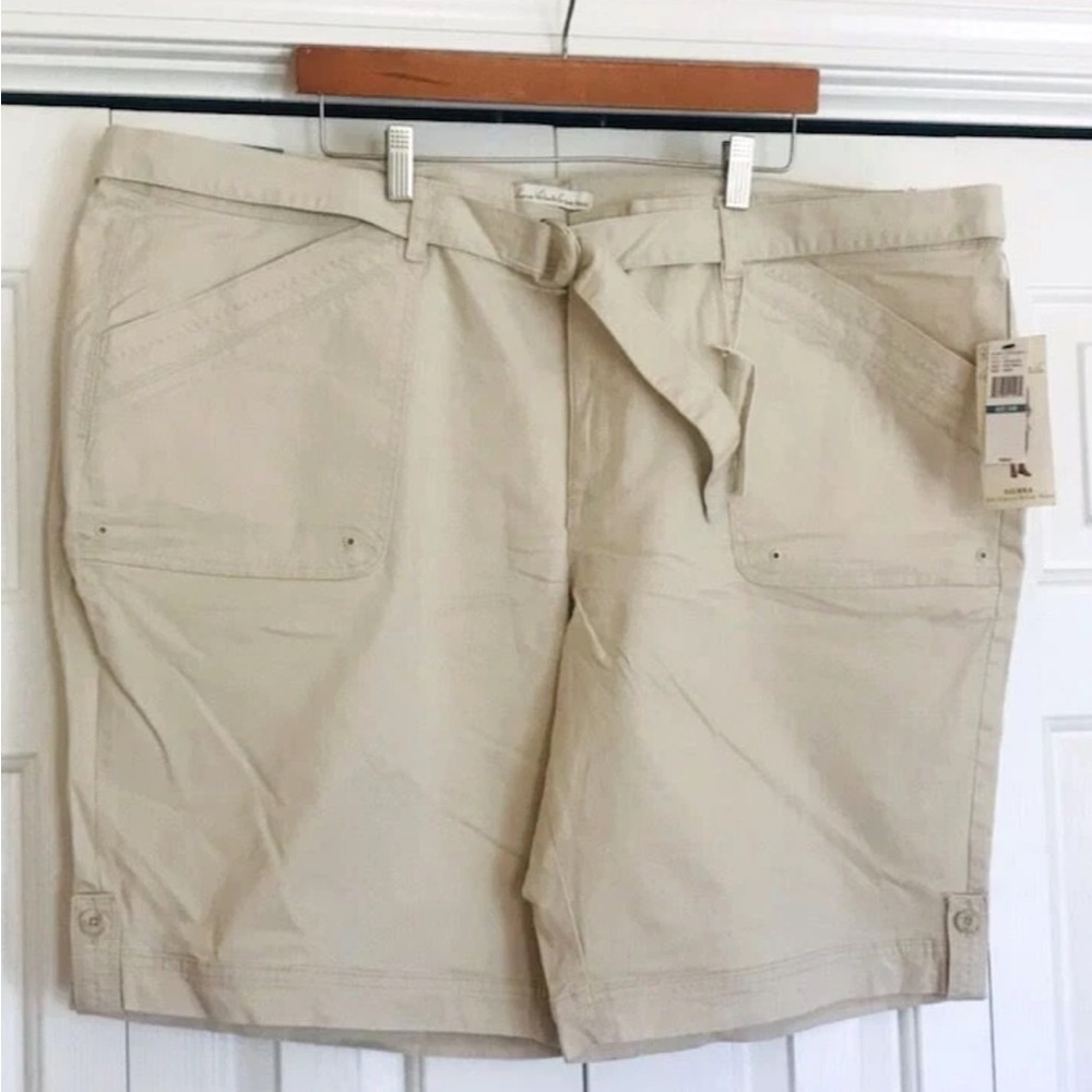 Gloria Vanderbilt Women's Tan/Khaki Casual Shorts. With Belt. Size 24W.